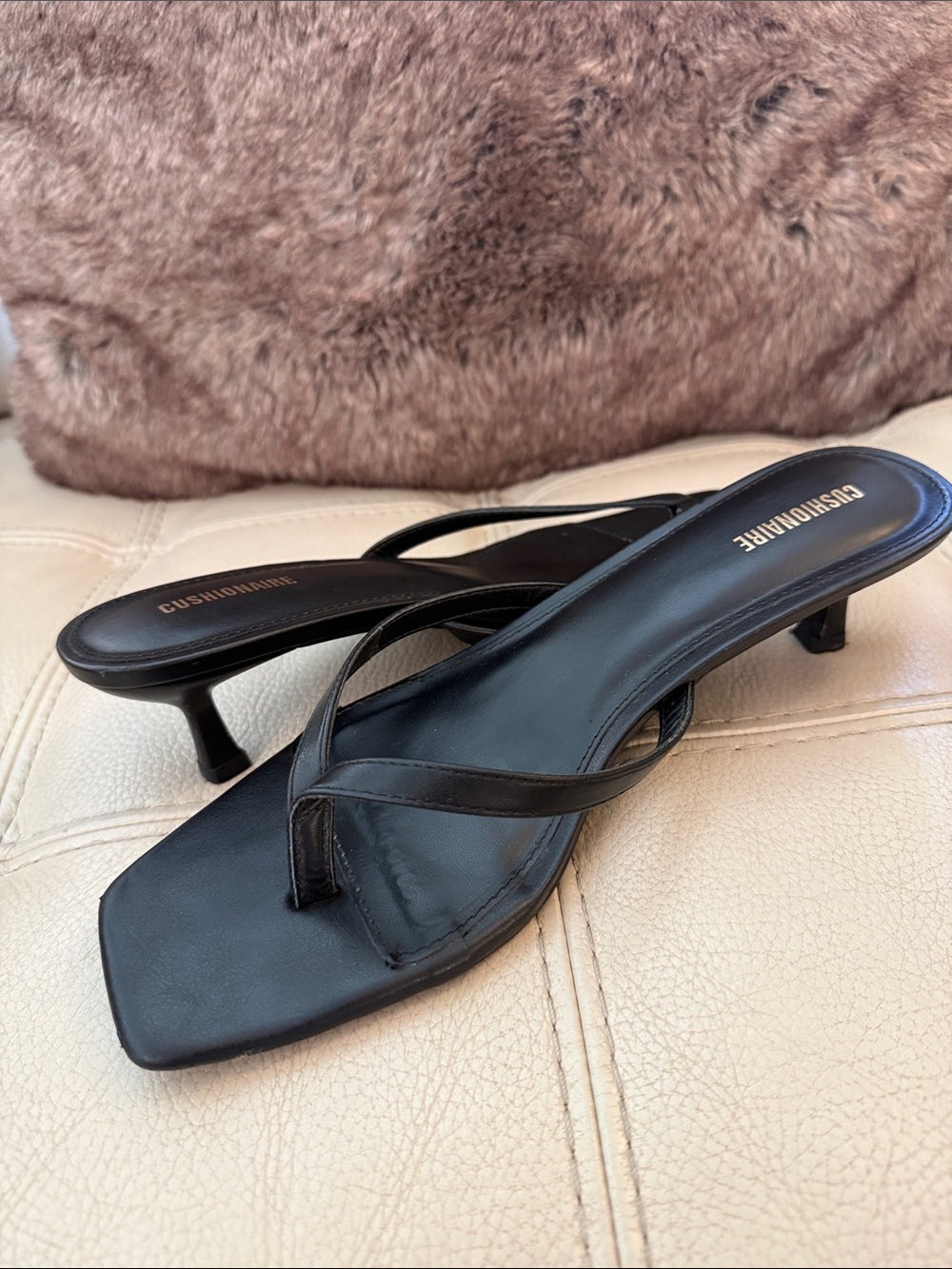 Cushionaire Black Leather Kitten Heel Thong Sandals